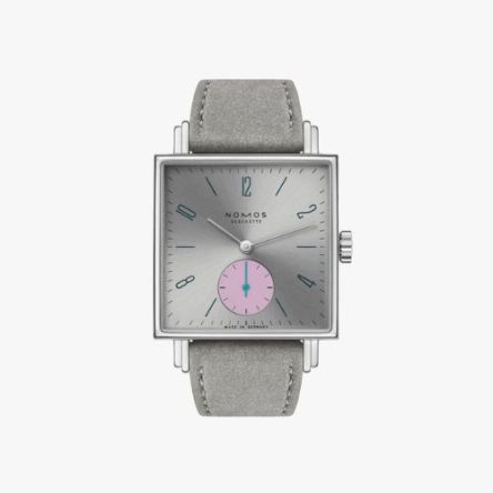 Nomos Tetra – Die Unerreichbare featuring a silvercut dial, rhodium-plated hands, and a bold pink seconds sub-dial.
