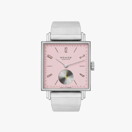Nomos Tetra – Die Wildentschlossene Ref. 476 showcasing its rose pink dial with sunny yellow seconds hand and bracelet strap.