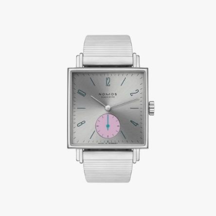 Nomos Tetra – Die Unerreichbare Ref. 477 showcasing its square silvercut dial with an intensely pink small seconds subdial on a bracelet strap.
